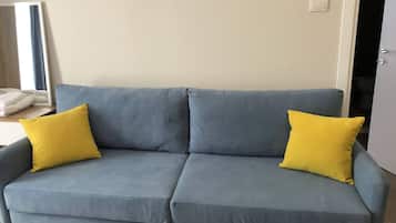 Departamento Confort, 2 habitaciones, balcón, vista a la ciudad | Área de sala de estar | Televisión de plasma de 90 cm con canales por cable y televisión