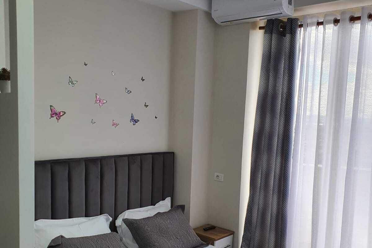 1 bedroom, hypo-allergenic bedding, desk, blackout drapes