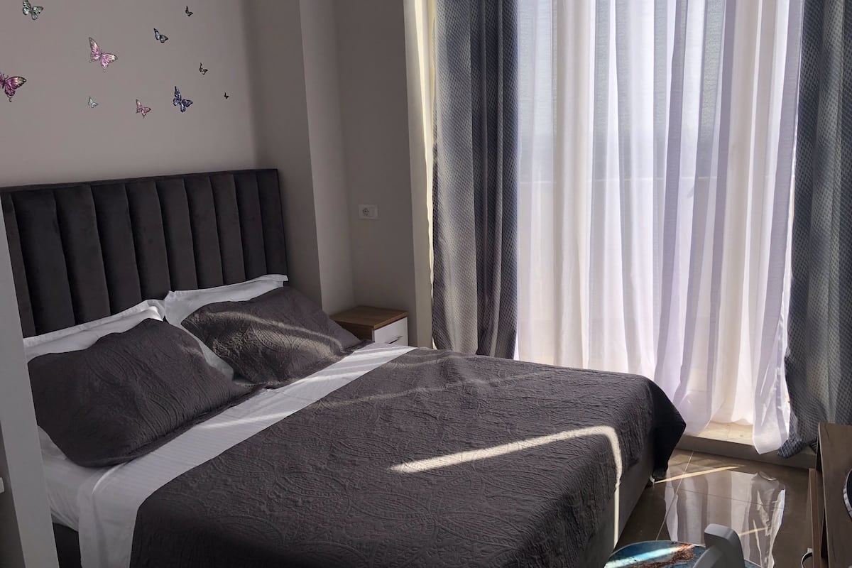 1 habitación, ropa de cama hipoalergénica y escritorio