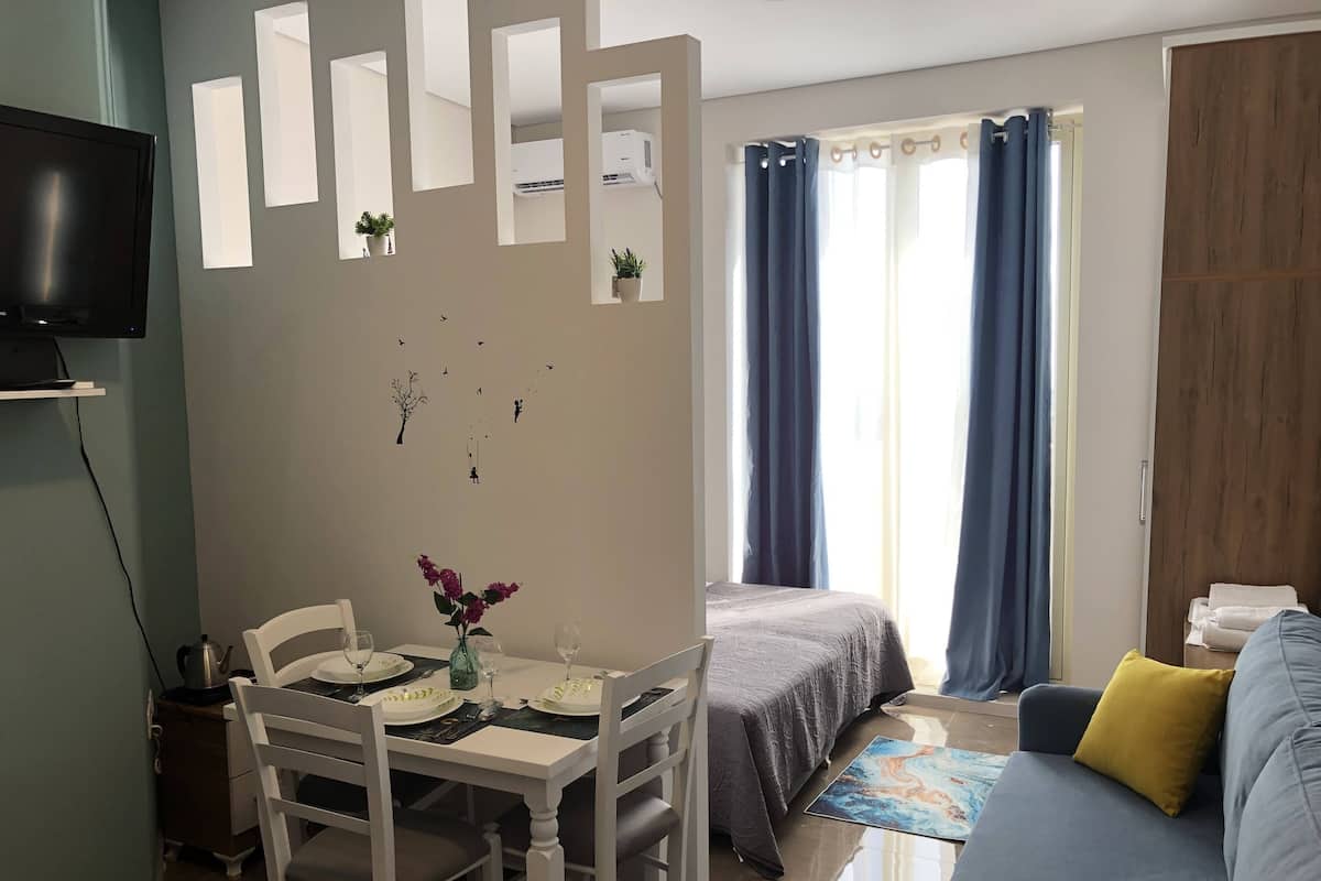 1 habitación, ropa de cama hipoalergénica y escritorio