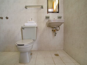 Doppia Standard | Bagno | Doccia, asciugamani, sapone