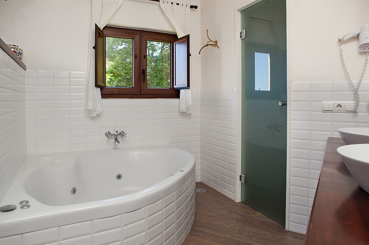 Bathtub, jetted bath, hair dryer, towels