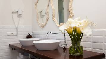 Een bad, een bubbelbad, een haardroger, handdoeken