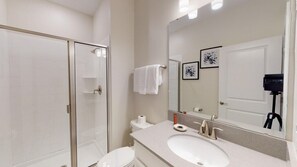 Casa, varias camas, alberca privada | Baño | Toallas 