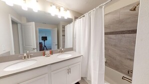 独立别墅, 多张床, 私人游泳池 | 浴室 | 毛巾