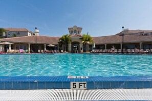 حمّام سباحة خارجي