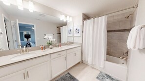Ferienhaus, Mehrere Betten, eigener Pool, Poolblick | Badezimmer