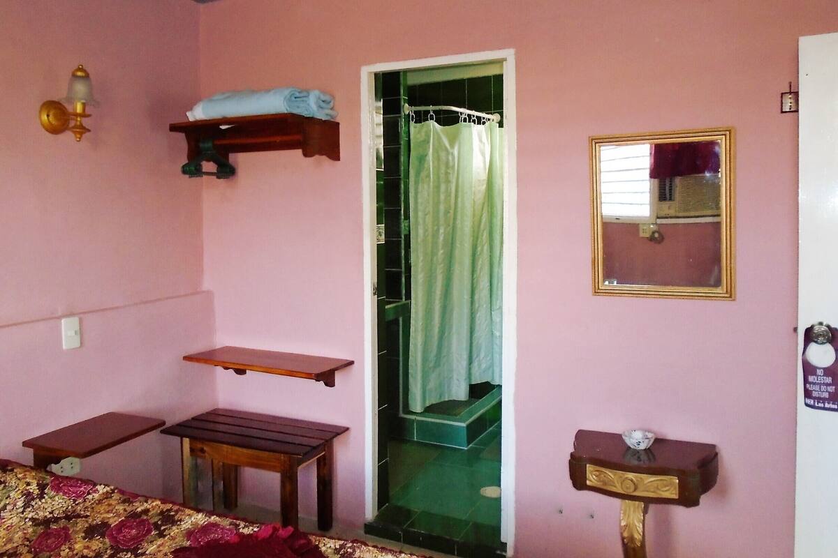 Family Room, 1 Queen Bed | In-room safe, blackout drapes, bed sheets