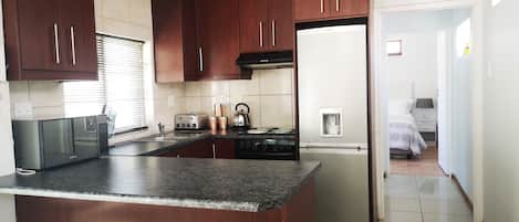 ثلاجة، ميكروويف، فرن، موقد طهي مسطح