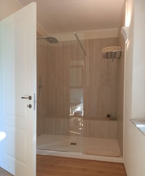 Regendusche, Haartrockner, Handtücher, Seife