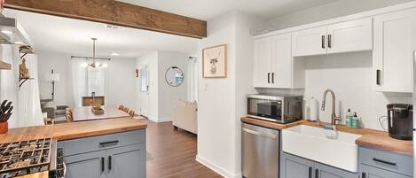 Køleskab, mikrobølgeovn, ovn, kogeplade