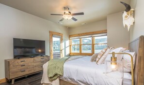 3 bedrooms, iron/ironing board, WiFi, bed sheets - Chic Home Close to Town Center! Hot Tub! 5 Min Walk to Shuttle! 15 Min Drive to (Big Sky)