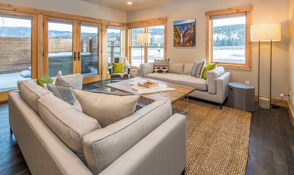 Flat-screen TV, fireplace - Chic Home Close to Town Center! Hot Tub! 5 Min Walk to Shuttle! 15 Min Drive to (Big Sky)