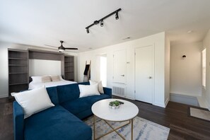 5 bedrooms, iron/ironing board, WiFi, bed sheets