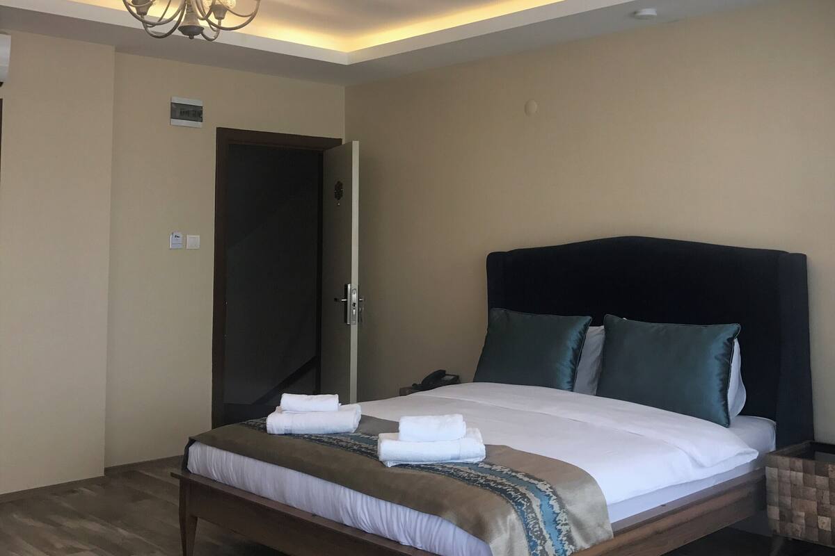 Free minibar, in-room safe, iron/ironing board, free WiFi