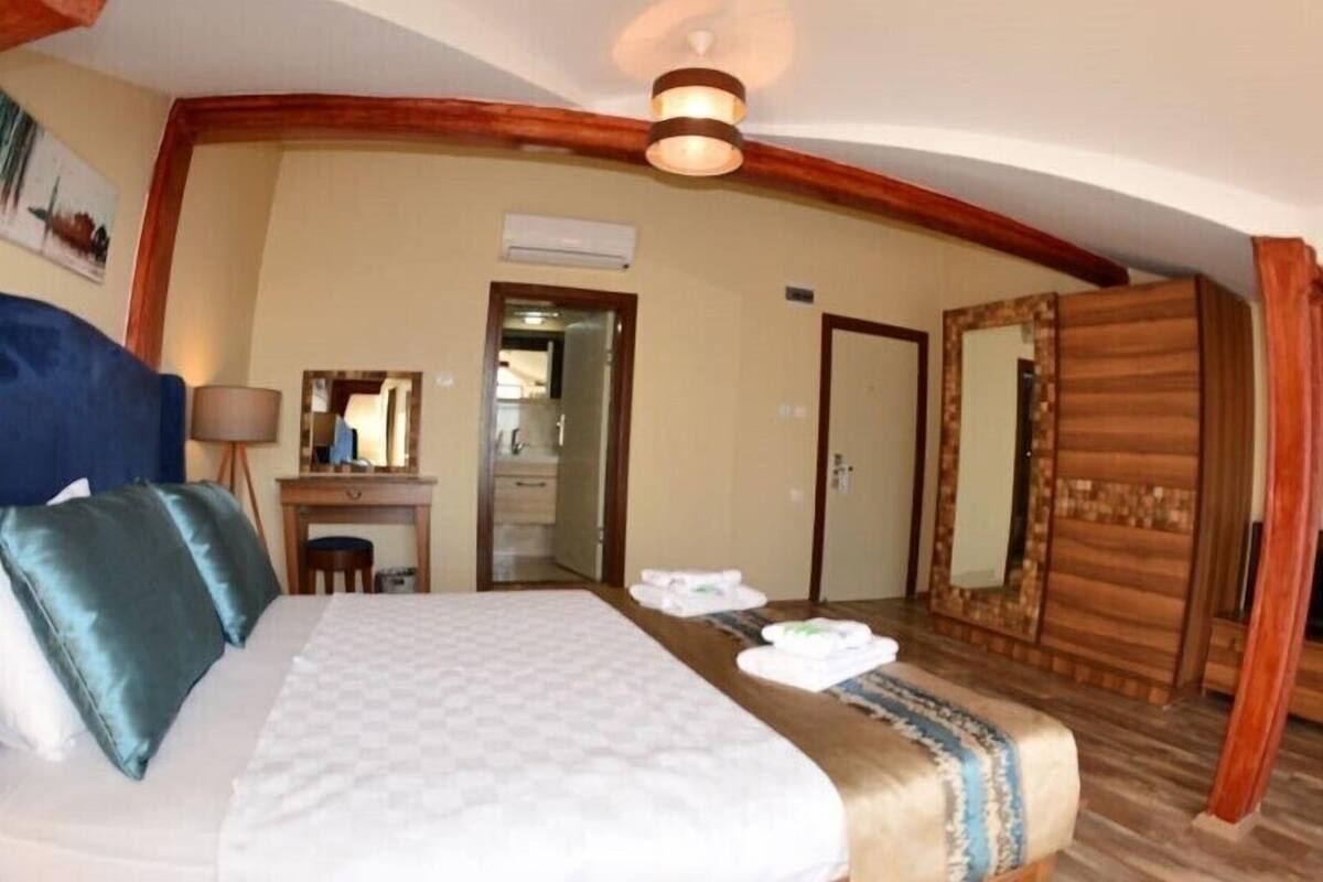 Free minibar, in-room safe, iron/ironing board, free WiFi