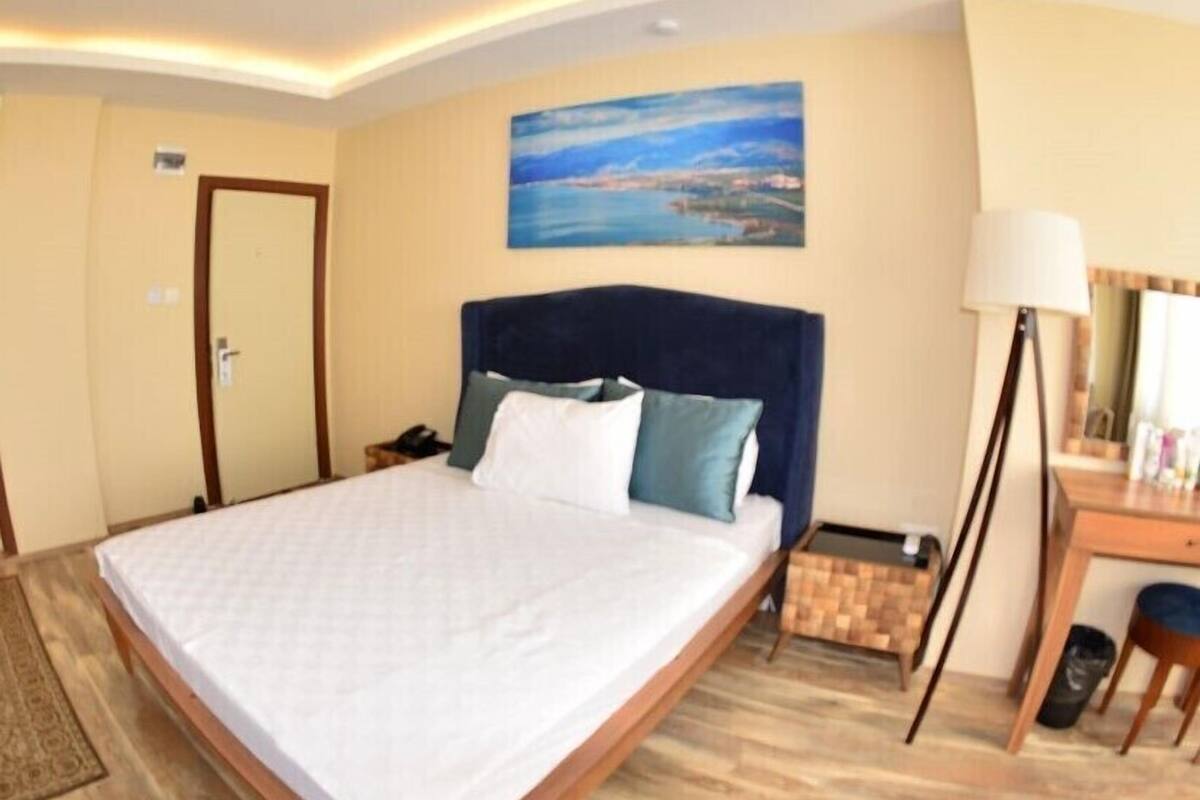 Free minibar, in-room safe, iron/ironing board, free WiFi