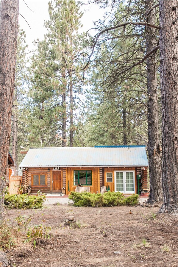 Exterior - Cabin in the woods (Bend)