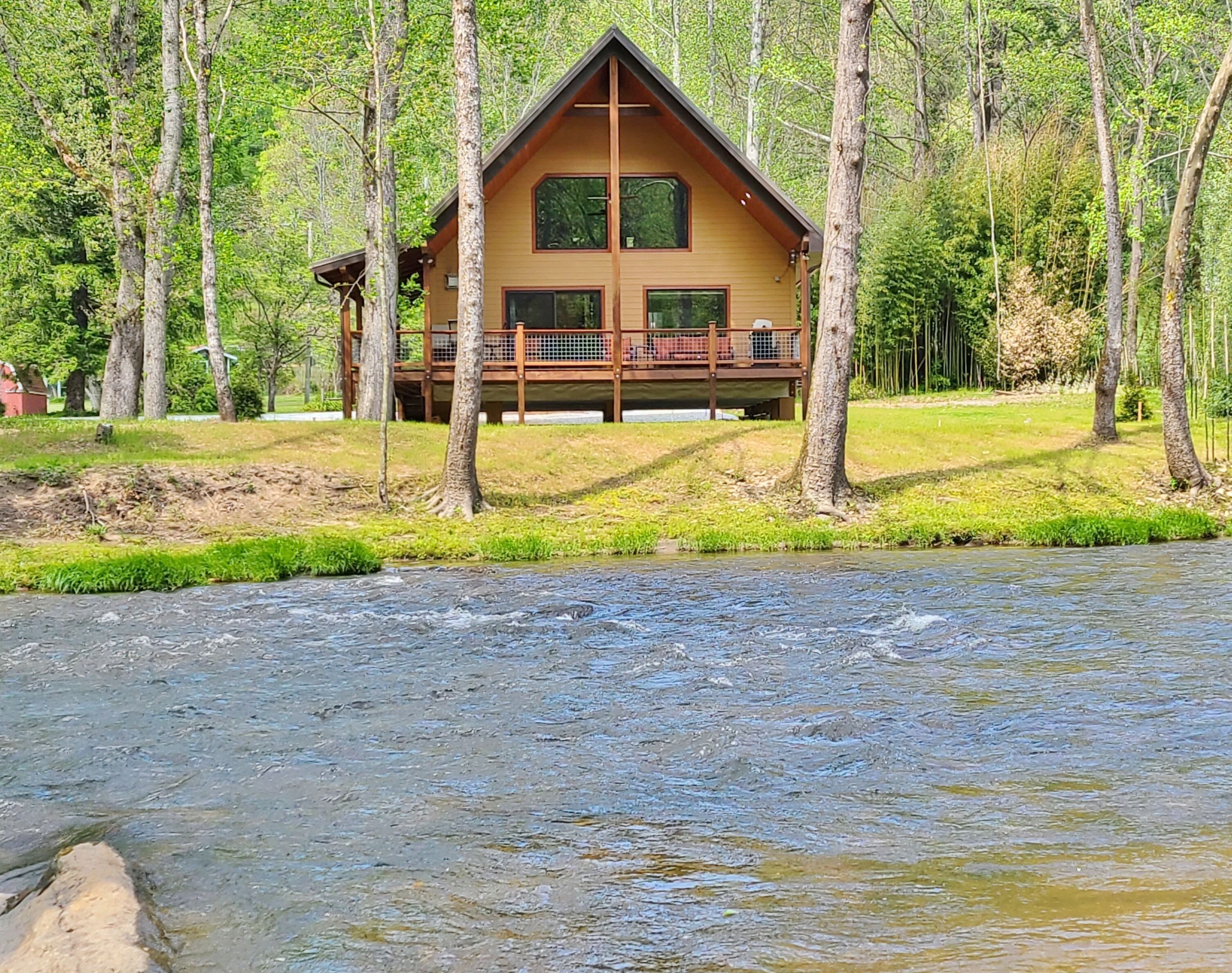 Amazing RIVERFRONT Cabin. 