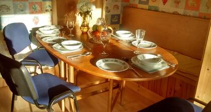 Kilmarnock, Roomy house sleeping 6 in 3 bedrooms near to the A77 and the town.