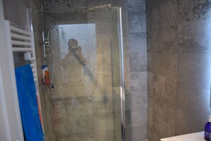 Haartrockner, Handtücher, Seife, Toilettenpapier
