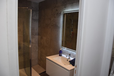 Hair dryer, towels, soap, toilet paper. The edge of Saint Quentin 10 minutes from METZ at the foot of Mont Saint Quentin
