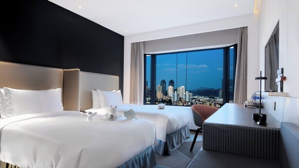 Chambre Standard, 2 lits jumeaux, vue sur la ville (Stocked Minibar)