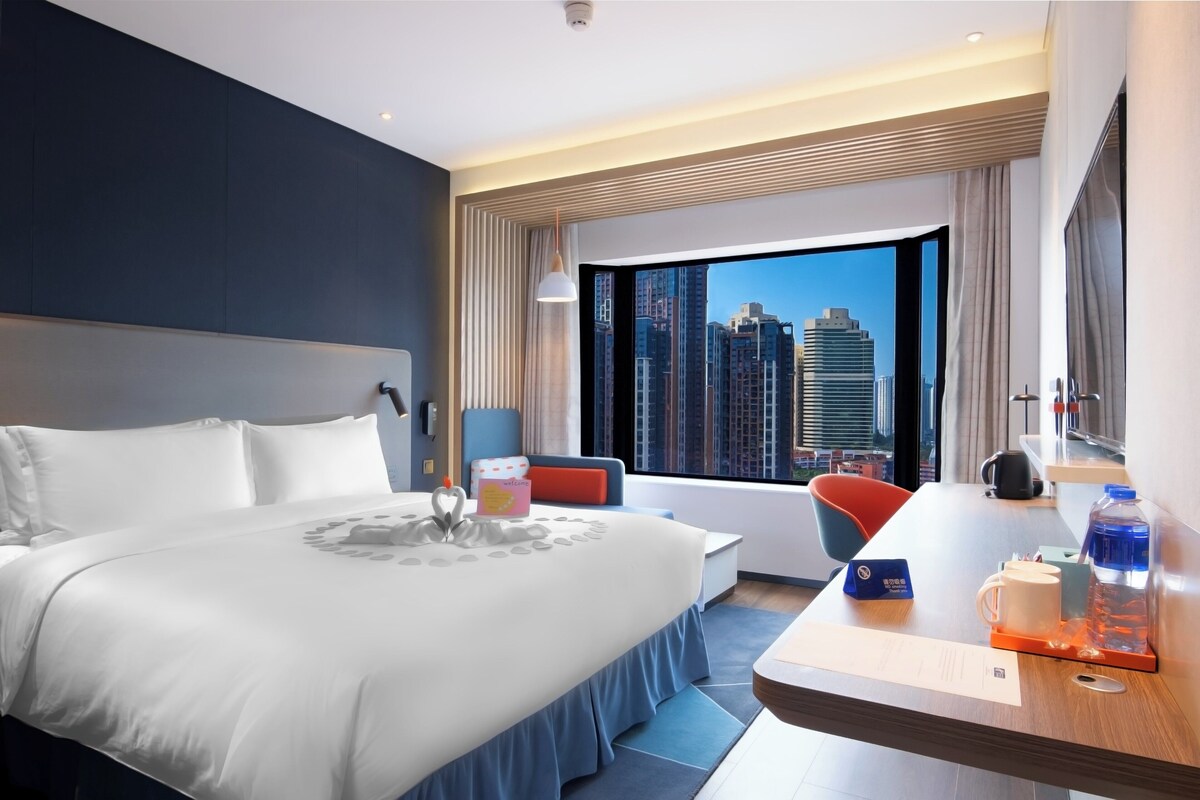 Standard Room, 1 King Bed, City View (Stocked Minibar) | Blackout curtains, soundproofing, free WiFi, bed sheets