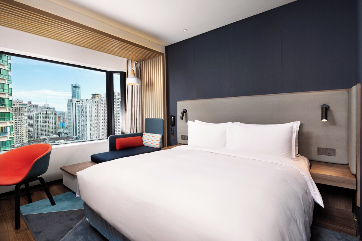 Blackout curtains, soundproofing, free WiFi, bed sheets