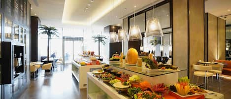 Zimmer, 2 Einzelbetten, Stadtblick | Frühstücksbereich | Tägliches Frühstücksbuffet (50 SAR pro Person)