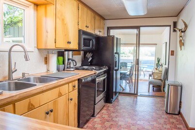 Historic Creswell Farmhouse Pool+New Spa - 13 min to Eugene, U of O, & Wineries!