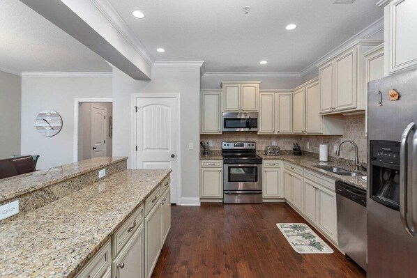 Refrigerador, microondas, horno y parrilla de estufa 