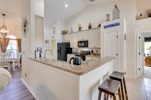 Fridge, microwave, stovetop, dishwasher - 12 Mi to Disney: Home w/ Pool & Spa in Clermont (Clermont)
