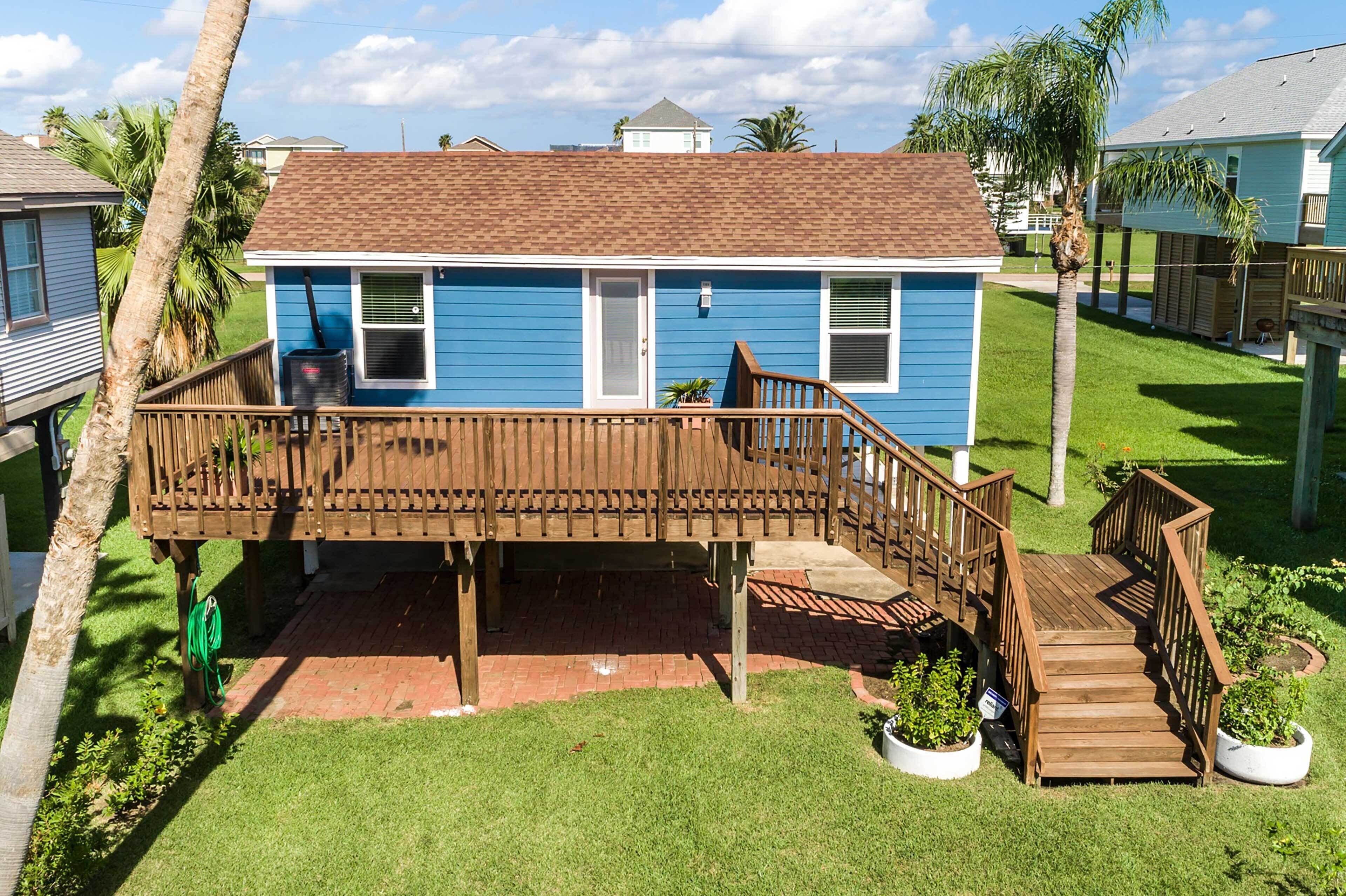 Galveston Beach Bungalow: Steps to the Sand!