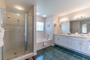Combined shower/tub, jetted tub, hair dryer, towels