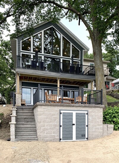 Custom lake home, dock/boat lift, private beach, sleeps up to 15 see description