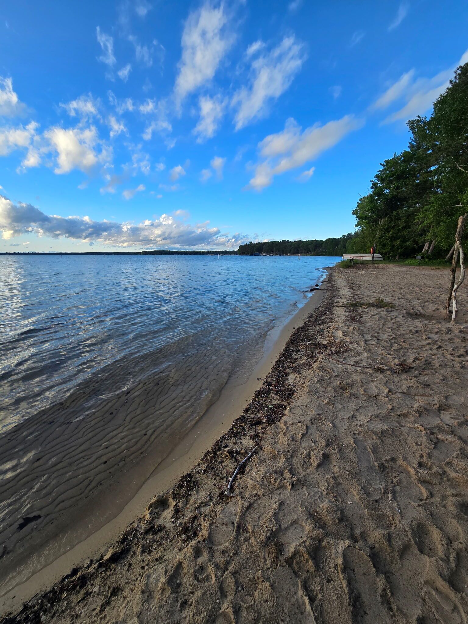 Beach nearby, sun-loungers, beach towels