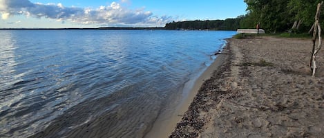 Plage à proximité, chaises longues, serviettes de plage