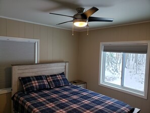 3 bedrooms, free WiFi, bed sheets - Private, wooded, cozy cabin close to Higgins Lake has everything you need! (Roscommon)