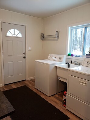Interior - Private Up North Cabin Near Higgins Lake State Park (Roscommon)