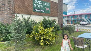 A motel named RANCHLAND with a contact number 403-646-2933.