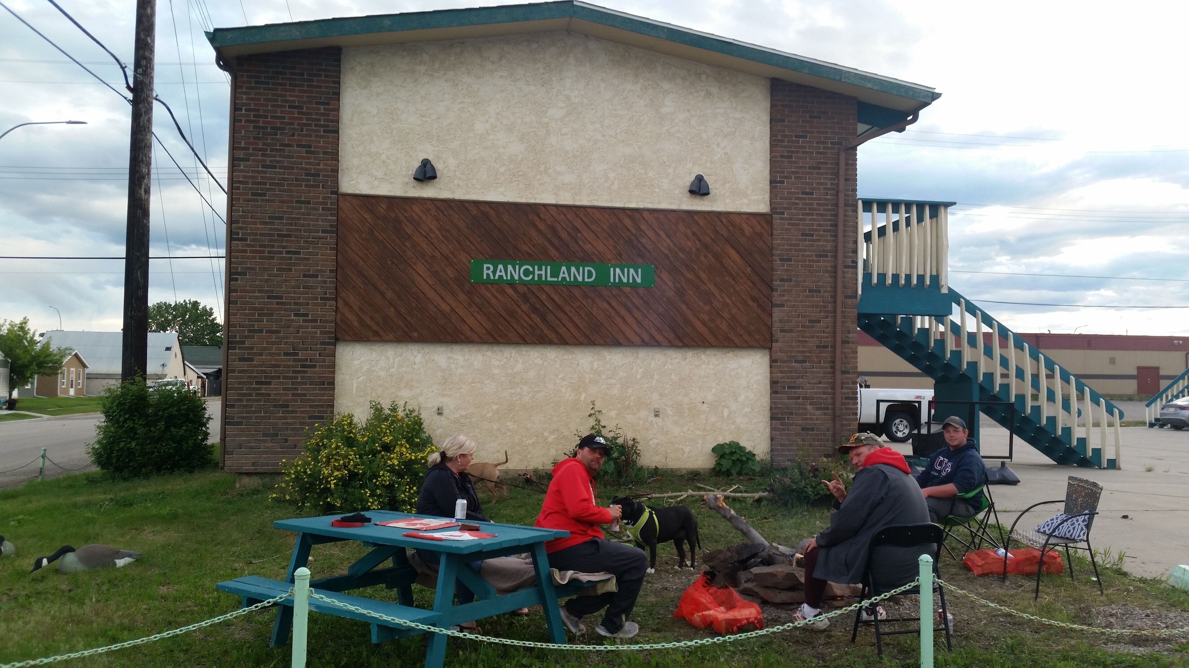 A building with a sign reading "RANCHLAND INN".