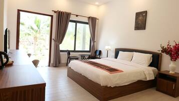 Phòng Deluxe, quang cảnh resort | Minibar, bàn, khu vực làm việc phù hợp cho laptop, màn/rèm cản sáng