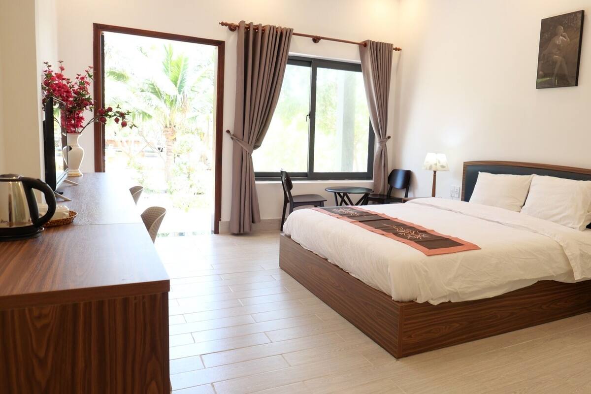 Phòng Deluxe, quang cảnh resort | Minibar, bàn, khu vực làm việc phù hợp cho laptop, màn/rèm cản sáng 