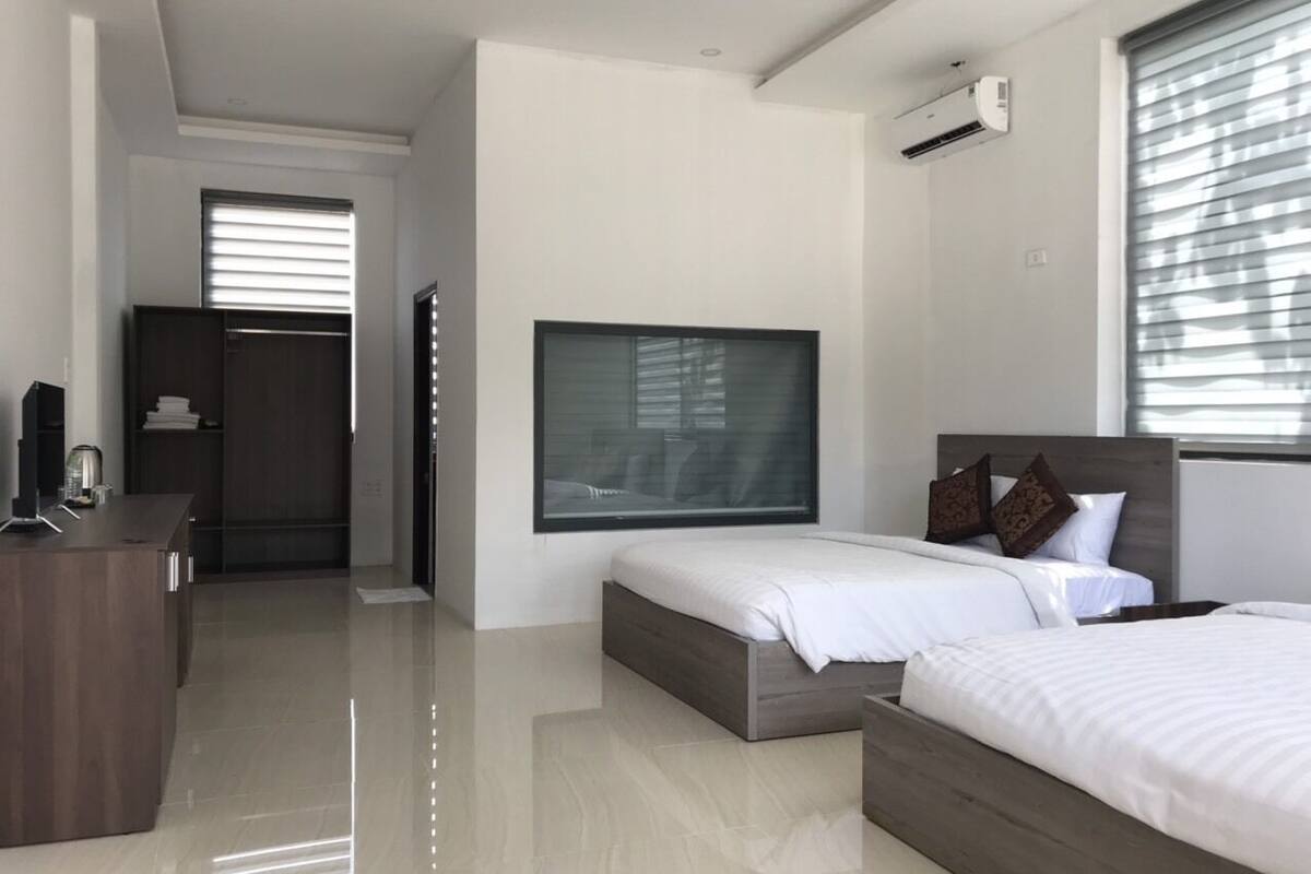 Phòng 4 Deluxe, 2 giường cỡ queen | Minibar, bàn, khu vực làm việc phù hợp cho laptop, màn/rèm cản sáng 