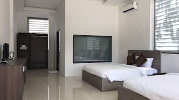 Phòng 4 Deluxe, 2 giường cỡ queen | Minibar, bàn, khu vực làm việc phù hợp cho laptop, màn/rèm cản sáng