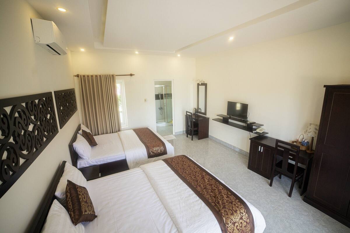 Bungalow dành cho gia đình, quang cảnh vườn | Minibar, bàn, khu vực làm việc phù hợp cho laptop, màn/rèm cản sáng 