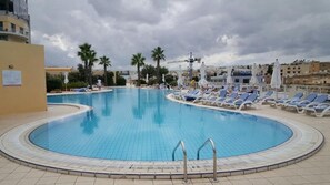 Una piscina cubierta, una piscina climatizada