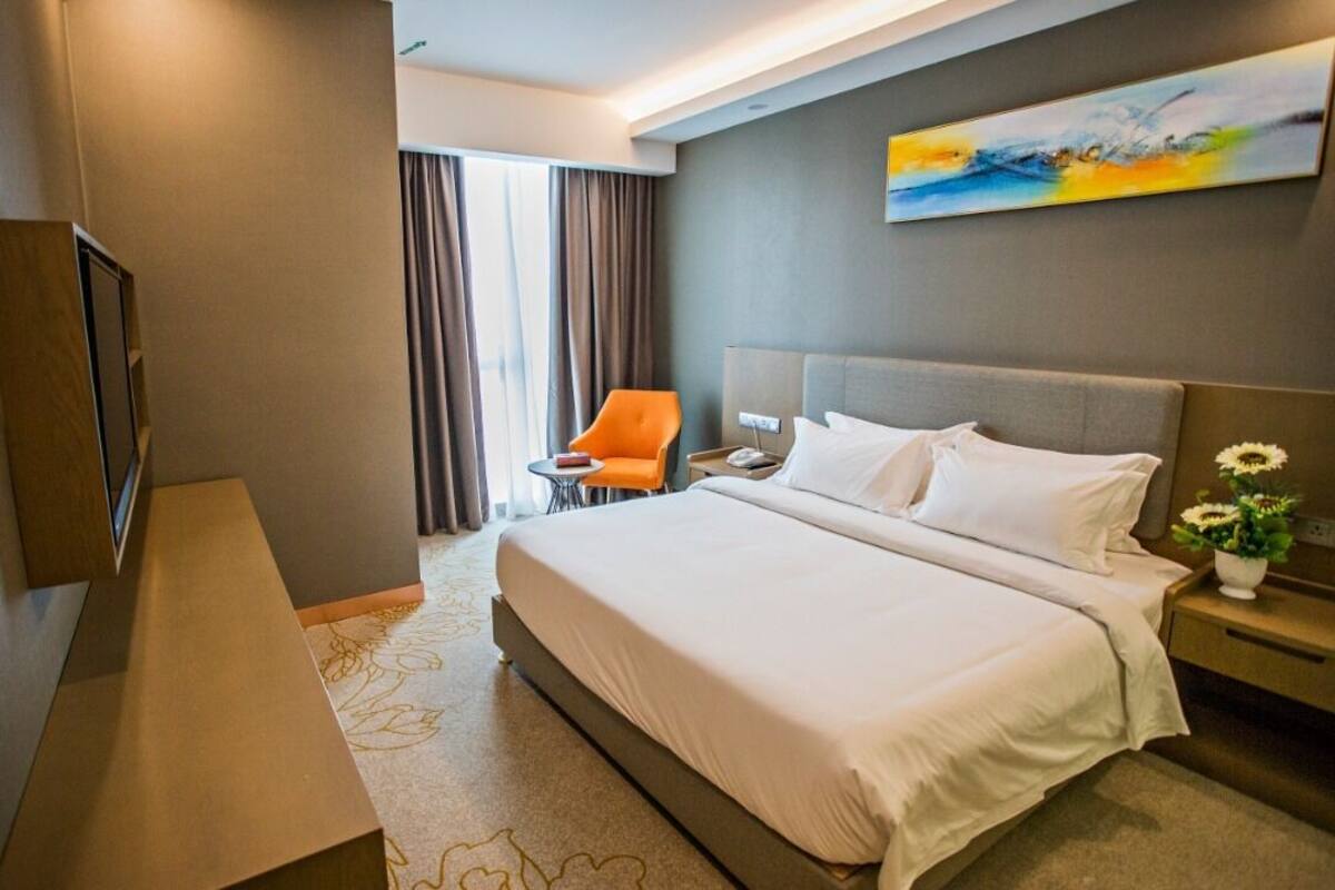 Deluxe Room, 1 Katil Raja (King), Non Smoking, City View | Meja, ruang kerja komputer riba, langsir/tirai gelap terus, kalis bunyi 