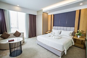 Desk, laptop workspace, blackout curtains, soundproofing - Grand Flora Hotel Melaka (Malacca City)